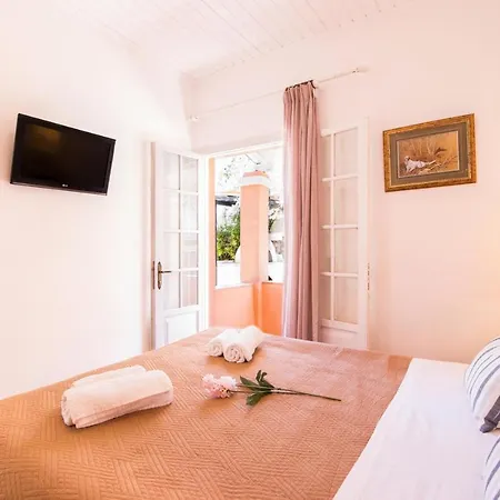 Giorgos House *